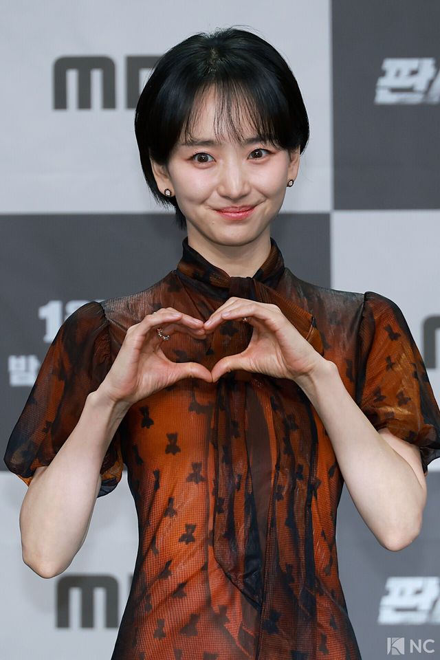 배우 원진아가 2일 오후 서울 마포구 MBC 상암 신사옥에서 진행된 MBC 새 금토드라마 ‘판사 이한영’(극본 김광민/연출 이재진, 박미연) 제작발표회에서 포즈를 취하고 있다.사진=김규빈 기자