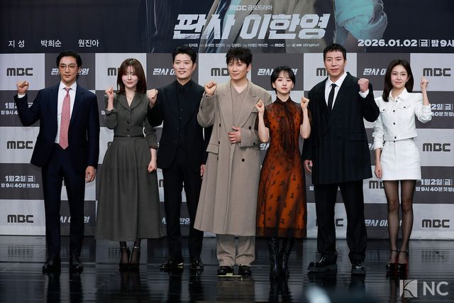 배우 황희, 오세영, 박희순, 지성, 원진아, 태원석, 백진희와 이재진 감독이 2일 오후 서울 마포구 MBC 상암 신사옥에서 진행된 MBC 새 금토드라마 ‘판사 이한영’(극본 김광민/연출 이재진, 박미연) 제작발표회에서 포즈를 취하고 있다. 사진=김규빈 기자