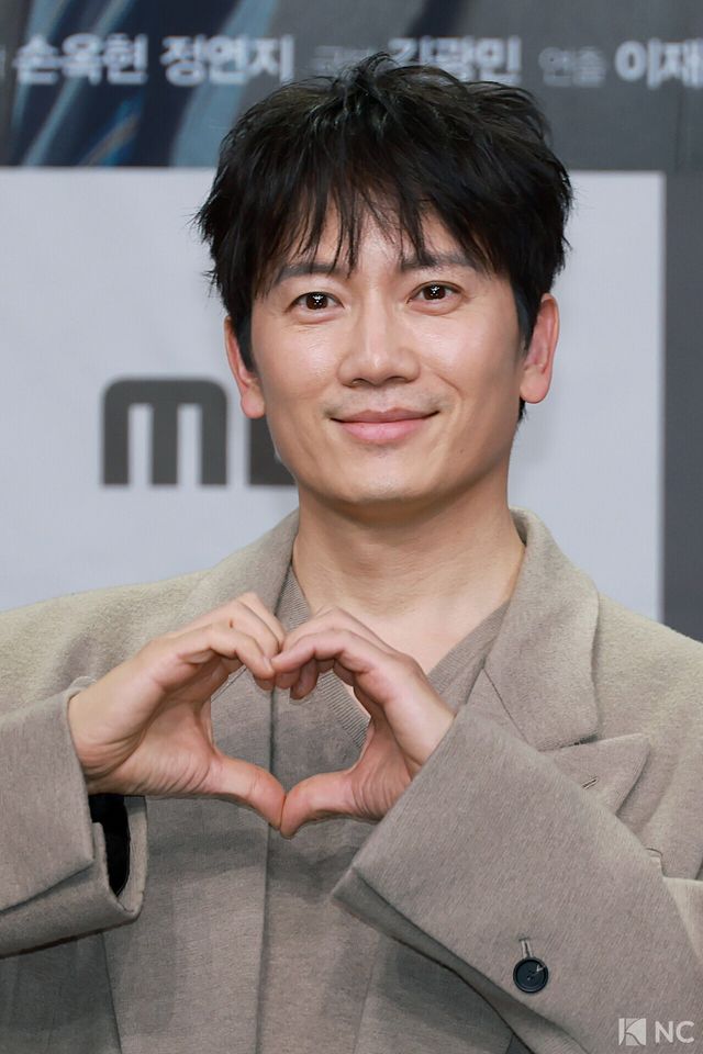 배우 지성이 2일 오후 서울 마포구 MBC 상암 신사옥에서 진행된 MBC 새 금토드라마 ‘판사 이한영’(극본 김광민/연출 이재진, 박미연) 제작발표회에서 포즈를 취하고 있다.사진=김규빈 기자