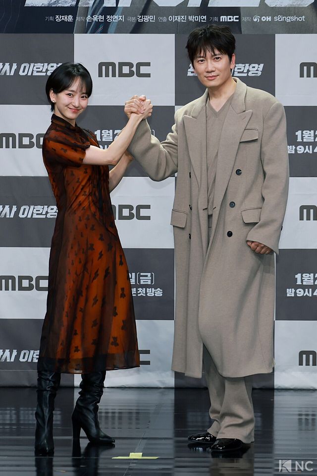 배우 원진아, 지성이 2일 오후 서울 마포구 MBC 상암 신사옥에서 진행된 MBC 새 금토드라마 ‘판사 이한영’(극본 김광민/연출 이재진, 박미연) 제작발표회에서 포즈를 취하고 있다. 사진=김규빈 기자