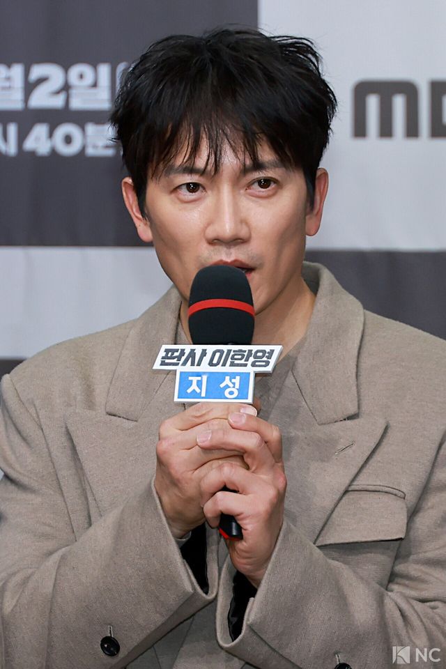 배우 지성이 2일 오후 서울 마포구 MBC 상암 신사옥에서 진행된 MBC 새 금토드라마 ‘판사 이한영’(극본 김광민/연출 이재진, 박미연) 제작발표회에서 소감을 말하고 있다. 사진=김규빈 기자