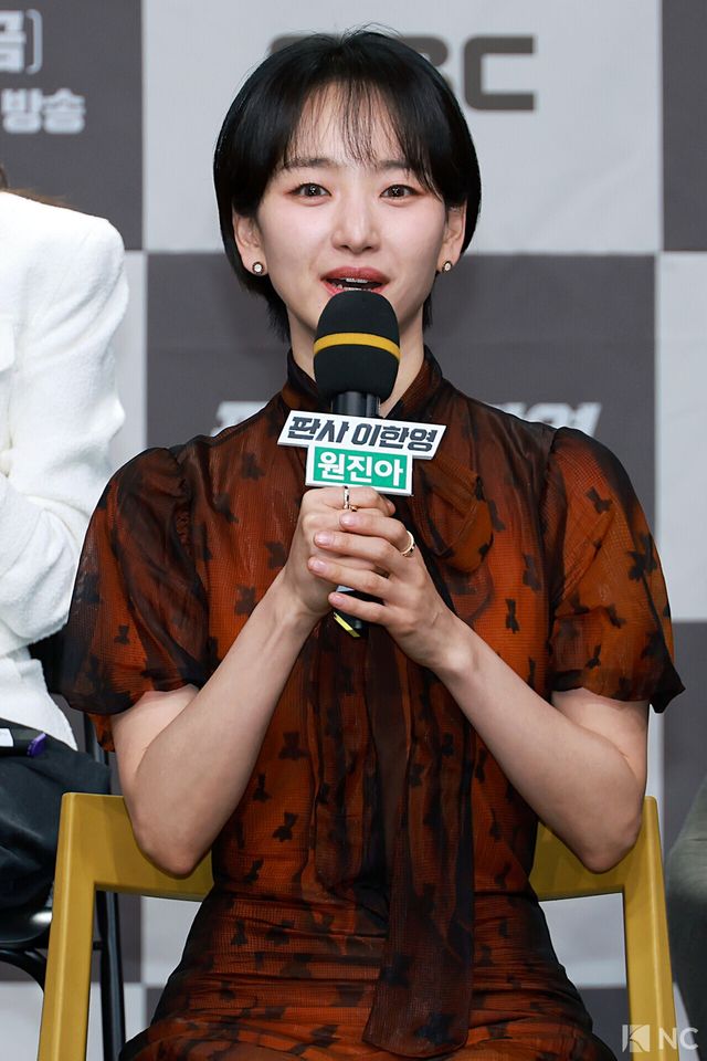 배우 원진아가 2일 오후 서울 마포구 MBC 상암 신사옥에서 진행된 MBC 새 금토드라마 ‘판사 이한영’(극본 김광민/연출 이재진, 박미연) 제작발표회에서 소감을 말하고 있다. 사진=김규빈 기자