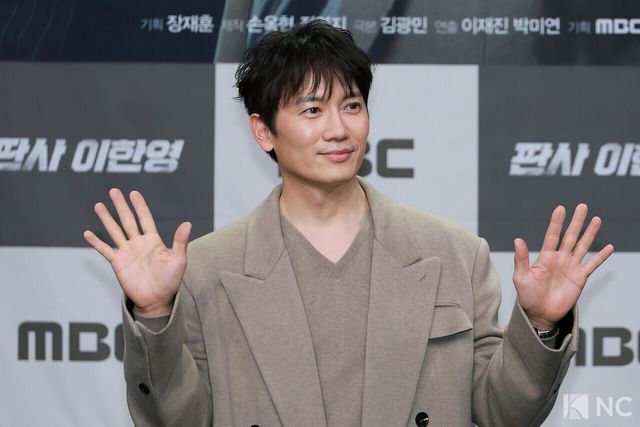 배우 지성이 2일 오후 서울 마포구 MBC 상암 신사옥에서 진행된 MBC 새 금토드라마 ‘판사 이한영’(극본 김광민/연출 이재진, 박미연) 제작발표회에서 포즈를 취하고 있다.사진=김규빈 기자
