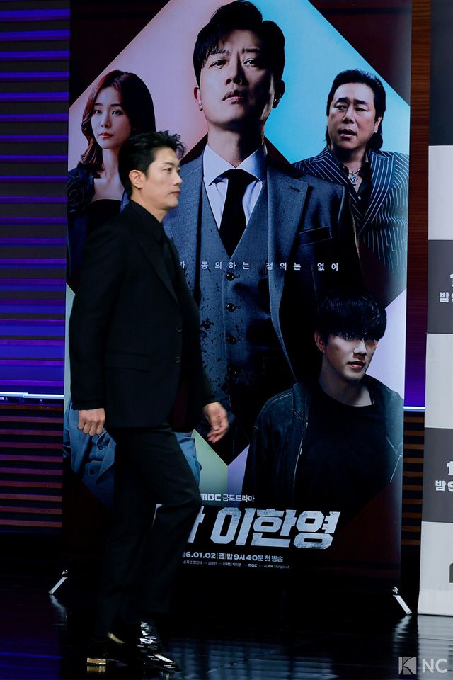 배우 박희순이 2일 오후 서울 마포구 MBC 상암 신사옥에서 진행된 MBC 새 금토드라마 ‘판사 이한영’(극본 김광민/연출 이재진, 박미연) 제작발표회에서 포즈를 취하고 있다. 사진=김규빈 기자