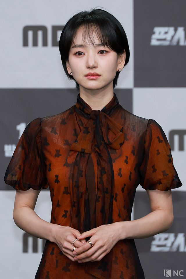 배우 원진아가 2일 오후 서울 마포구 MBC 상암 신사옥에서 진행된 MBC 새 금토드라마 ‘판사 이한영’(극본 김광민/연출 이재진, 박미연) 제작발표회에서 포즈를 취하고 있다.사진=김규빈 기자