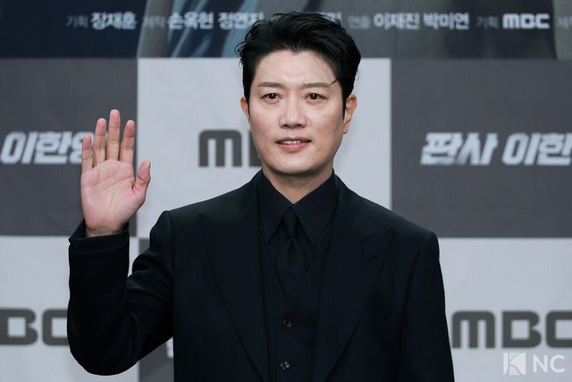 배우 박희순이 2일 오후 서울 마포구 MBC 상암 신사옥에서 진행된 MBC 새 금토드라마 ‘판사 이한영’(극본 김광민/연출 이재진, 박미연) 제작발표회에서 포즈를 취하고 있다. 사진=김규빈 기자