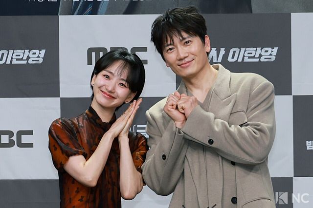배우 원진아, 지성이 2일 오후 서울 마포구 MBC 상암 신사옥에서 진행된 MBC 새 금토드라마 ‘판사 이한영’(극본 김광민/연출 이재진, 박미연) 제작발표회에서 포즈를 취하고 있다. 사진=김규빈 기자