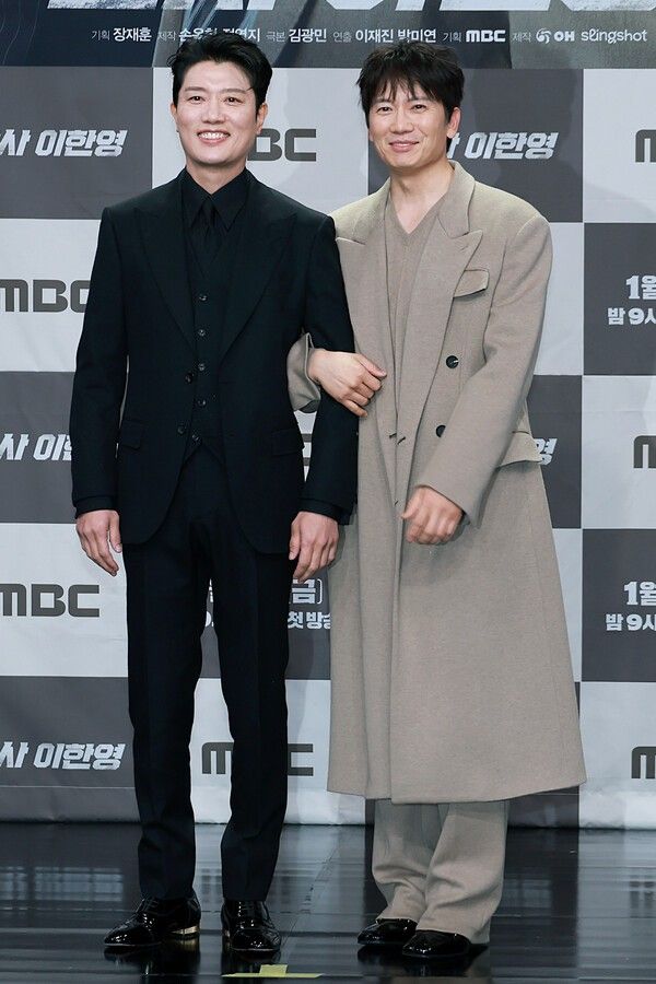 배우 박희순, 지성이 2일 오후 서울 마포구 MBC 상암 신사옥에서 진행된 MBC 새 금토드라마 ‘판사 이한영’(극본 김광민/연출 이재진, 박미연) 제작발표회에서 포즈를 취하고 있다. 사진=김규빈 기자