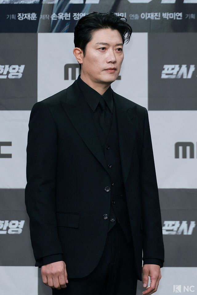 배우 박희순이 2일 오후 서울 마포구 MBC 상암 신사옥에서 진행된 MBC 새 금토드라마 ‘판사 이한영’(극본 김광민/연출 이재진, 박미연) 제작발표회에서 포즈를 취하고 있다. 사진=김규빈 기자