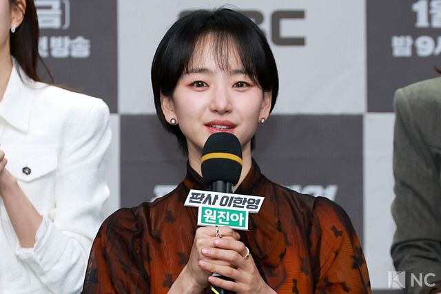 배우 원진아가 2일 오후 서울 마포구 MBC 상암 신사옥에서 진행된 MBC 새 금토드라마 ‘판사 이한영’(극본 김광민/연출 이재진, 박미연) 제작발표회에서 소감을 말하고 있다. 사진=김규빈 기자