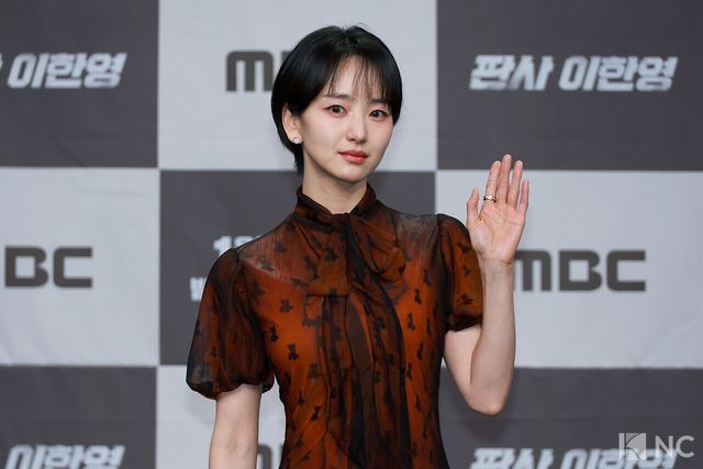 배우 원진아가 2일 오후 서울 마포구 MBC 상암 신사옥에서 진행된 MBC 새 금토드라마 ‘판사 이한영’(극본 김광민/연출 이재진, 박미연) 제작발표회에서 포즈를 취하고 있다.사진=김규빈 기자