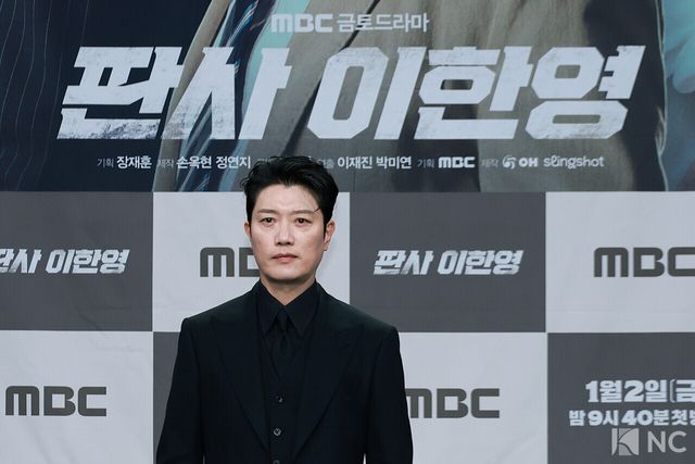 배우 박희순이 2일 오후 서울 마포구 MBC 상암 신사옥에서 진행된 MBC 새 금토드라마 ‘판사 이한영’(극본 김광민/연출 이재진, 박미연) 제작발표회에서 포즈를 취하고 있다. 사진=김규빈 기자