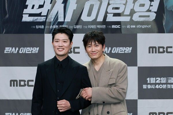 배우 박희순, 지성이 2일 오후 서울 마포구 MBC 상암 신사옥에서 진행된 MBC 새 금토드라마 ‘판사 이한영’(극본 김광민/연출 이재진, 박미연) 제작발표회에서 포즈를 취하고 있다. 사진=김규빈 기자