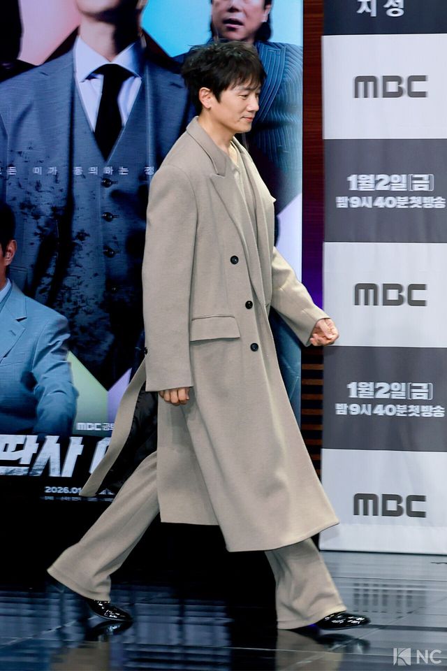 배우 지성이 2일 오후 서울 마포구 MBC 상암 신사옥에서 진행된 MBC 새 금토드라마 ‘판사 이한영’(극본 김광민/연출 이재진, 박미연) 제작발표회에서 포즈를 취하고 있다.사진=김규빈 기자