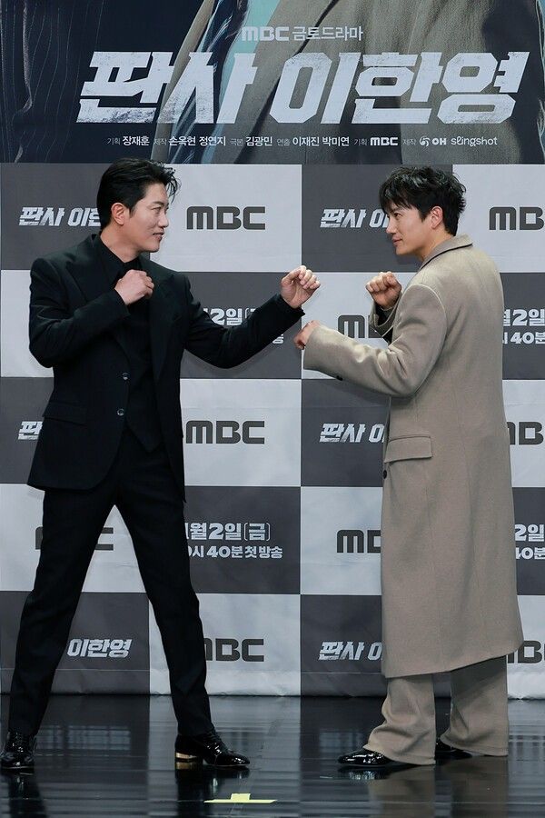 배우 박희순, 지성이 2일 오후 서울 마포구 MBC 상암 신사옥에서 진행된 MBC 새 금토드라마 ‘판사 이한영’(극본 김광민/연출 이재진, 박미연) 제작발표회에서 포즈를 취하고 있다. 사진=김규빈 기자