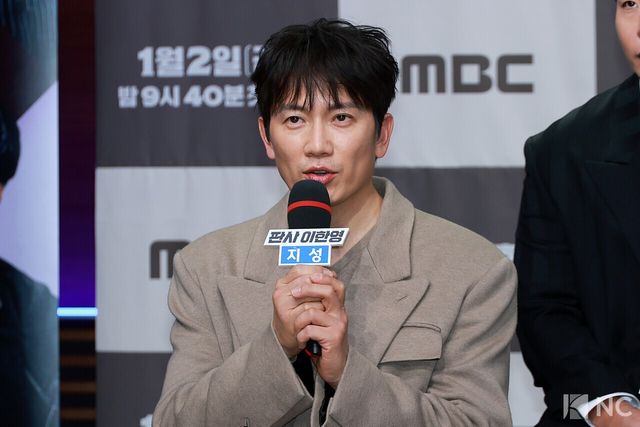 배우 지성이 2일 오후 서울 마포구 MBC 상암 신사옥에서 진행된 MBC 새 금토드라마 ‘판사 이한영’(극본 김광민/연출 이재진, 박미연) 제작발표회에서 소감을 말하고 있다. 사진=김규빈 기자