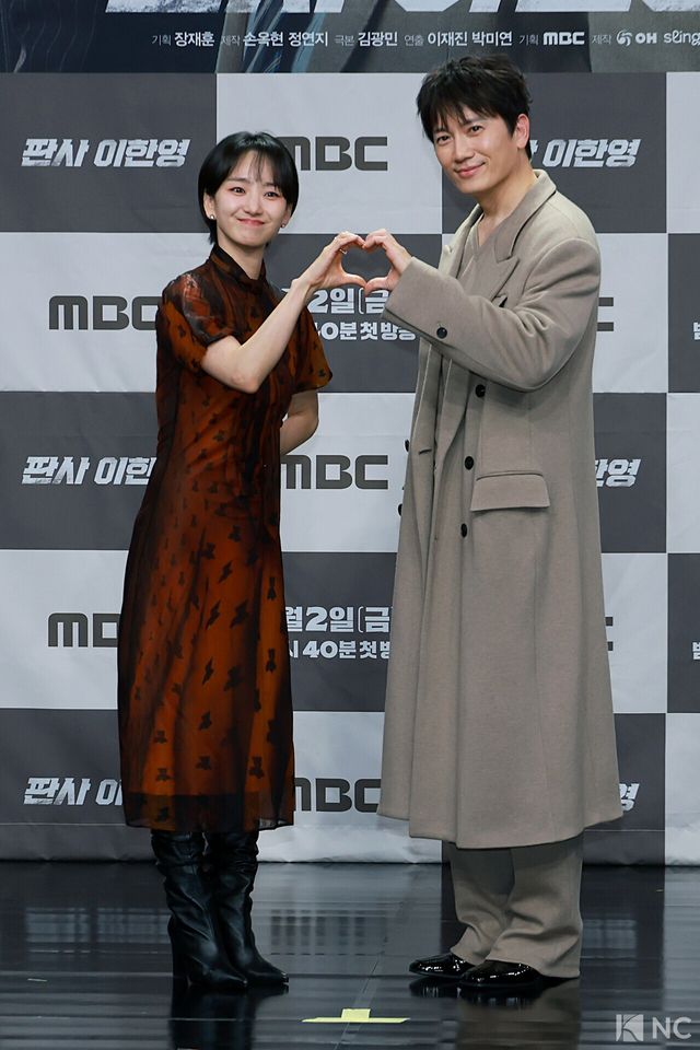 배우 원진아, 지성이 2일 오후 서울 마포구 MBC 상암 신사옥에서 진행된 MBC 새 금토드라마 ‘판사 이한영’(극본 김광민/연출 이재진, 박미연) 제작발표회에서 포즈를 취하고 있다. 사진=김규빈 기자