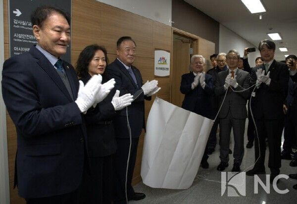 현판식에서 김상진 회장을 비롯한 ATU 임원진과 태권도진흥재단 관계자, 태권도계 주요 인사, 전북도 및 무주군 관계자 등 30여 명이 참석해 본부 이전을 축하하고 있다. 사진=뉴스컬처DB