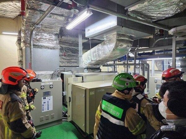 국립고궁박물관 화재 출동한 소방관들 현장사진=국가유산청 제공