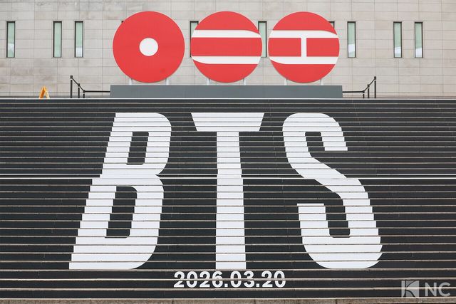 방탄소년단의 컴백 무대가 예고된 광화문광장 인근, 서울 종로구 세종문화회관 중앙계단에 방탄소년단(BTS)의 컴백 랩핑, 5집 로고 조형물이 설치돼 있다. 사진=김규빈 기자