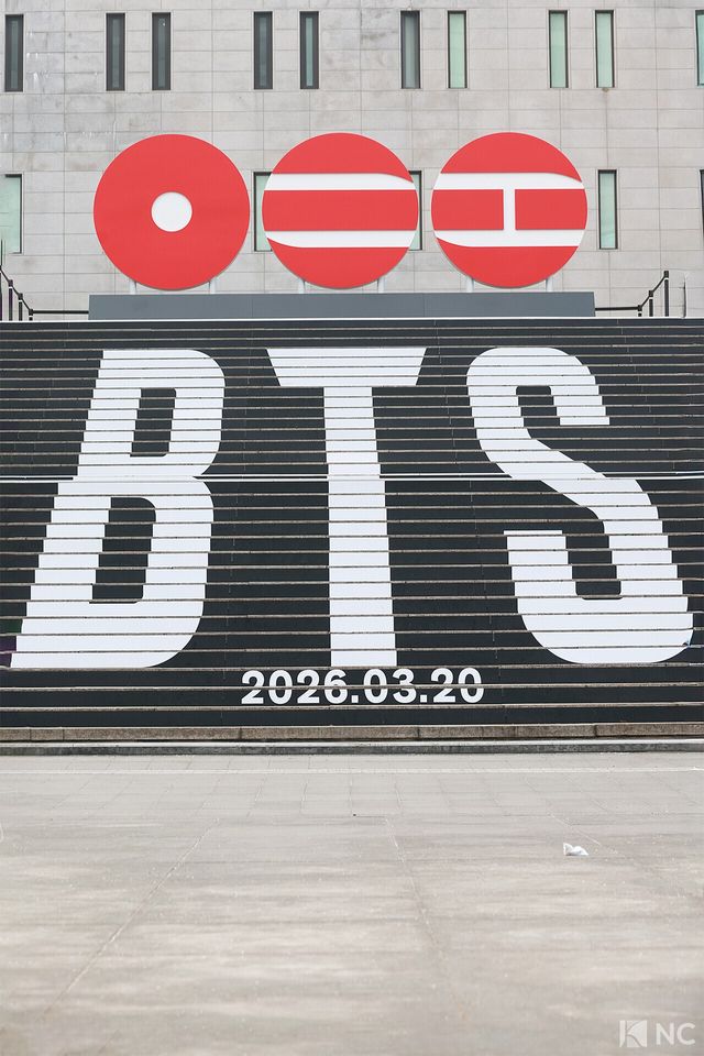 방탄소년단의 컴백 무대가 예고된 광화문광장 인근, 서울 종로구 세종문화회관 중앙계단에 방탄소년단(BTS)의 컴백 랩핑, 5집 로고 조형물이 설치돼 있다. 사진=김규빈 기자