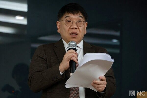 Attorney Kim Sun-woong speaks during a press conference held on January 28 at the Kyowon Jonggak Building in Jongno, Seoul. Photo by Kim Gyubin.