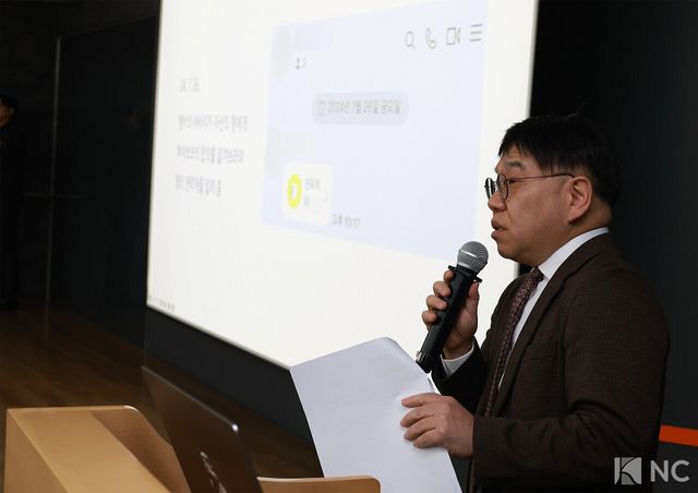 김선웅 변호사가 28일 오후 서울 종로구 교원종각빌딩에서 열린 민희진 전 어도어 대표의 공개 기자회견에서 소감을 밝히고 있다. 사진=김규빈 기자