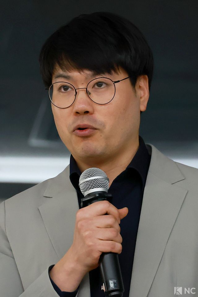 더게이트 성상영 경제 팀장이 28일 오후 서울 종로구 교원종각빌딩에서 열린 민희진 전 어도어 대표의 공개 기자회견에서 소감을 밝히고 있다. 사진=김규빈 기자