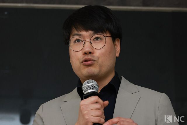 더게이트 성상영 경제 팀장이 28일 오후 서울 종로구 교원종각빌딩에서 열린 민희진 전 어도어 대표의 공개 기자회견에서 소감을 밝히고 있다. 사진=김규빈 기자