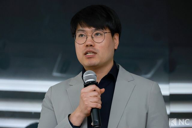 더게이트 성상영 경제 팀장이 28일 오후 서울 종로구 교원종각빌딩에서 열린 민희진 전 어도어 대표의 공개 기자회견에서 소감을 밝히고 있다. 사진=김규빈 기자