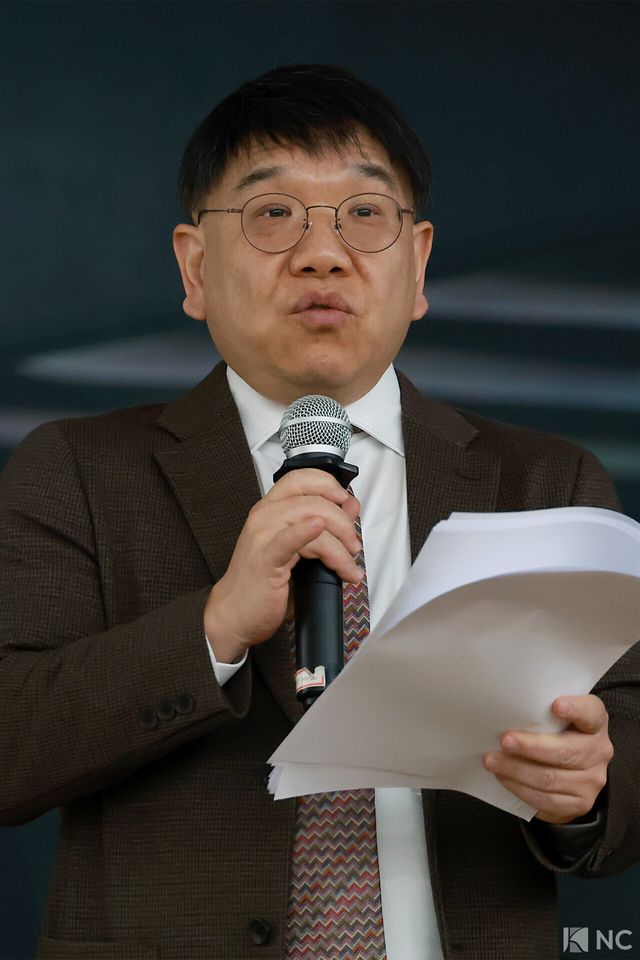 김선웅 변호사가 28일 오후 서울 종로구 교원종각빌딩에서 열린 민희진 전 어도어 대표의 공개 기자회견에서 소감을 밝히고 있다. 사진=김규빈 기자