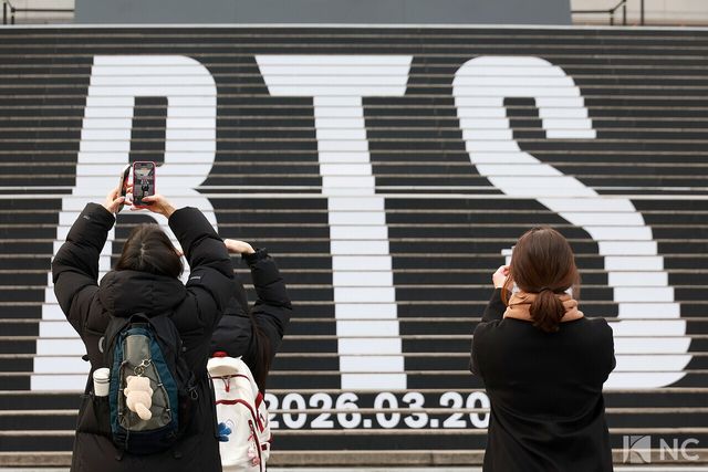 서울 종로구 세종문화회관 중앙계단에 설치된 방탄소년단(BTS)의 컴백 랩핑, 5집 로고 조형물 앞에서 관광객들이 기념 사진을 찍고 있다. 사진=김규빈 기자