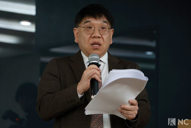 김선웅 변호사가 28일 오후 서울 종로구 교원종각빌딩에서 열린 민희진 전 어도어 대표의 공개 기자회견에서 소감을 밝히고 있다. 사진=김규빈 기자