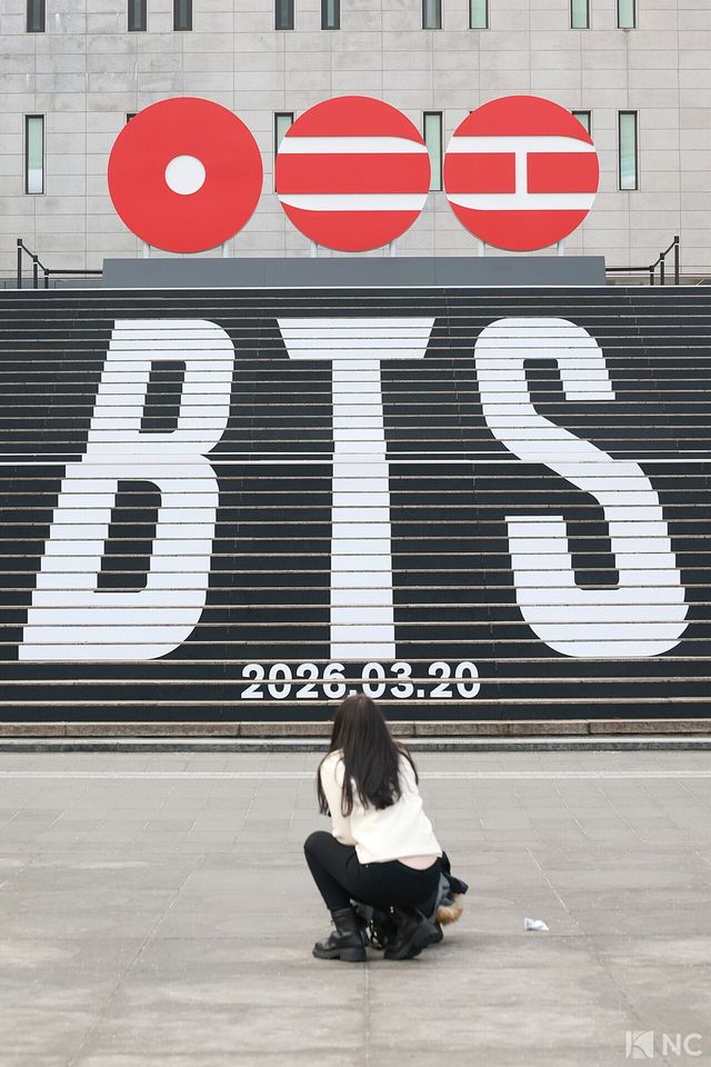 방탄소년단의 컴백 무대가 예고된 광화문광장 인근, 서울 종로구 세종문화회관 중앙계단에 설치된 방탄소년단(BTS)의 컴백 랩핑, 5집 로고 조형물 앞에서 관광객들이 기념 사진을 찍고 있다. 사진=김규빈 기자