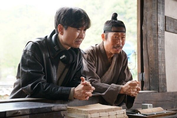 Director Jang Hang-jun and Yoo Hae-jin for The King’s Warden. Photo by Showbox.