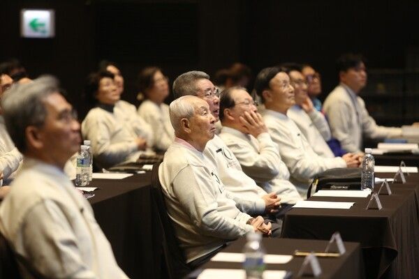 김장환 목사가 참석자들과 함께 발대식 선언문과 기념 선포를 지켜보며 경건한 순간을 공유하고 있다. 사진=극동방송