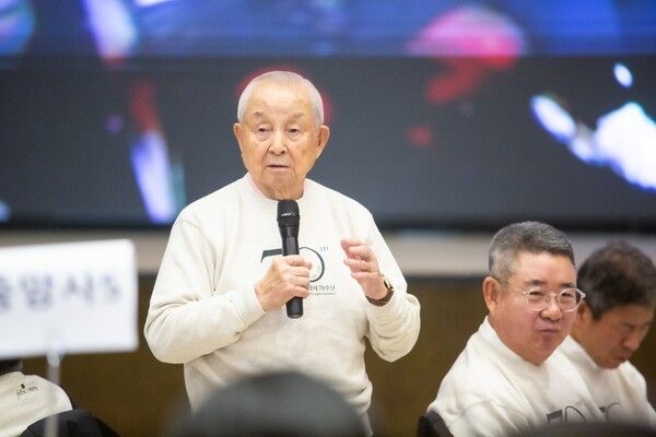 김장환 목사가 전국 70개 미자립교회와 함께 교회 부흥과 복음전파의 새로운 70년을 다짐하며 참석자들과 소통하고 있다. 사진=극동방송