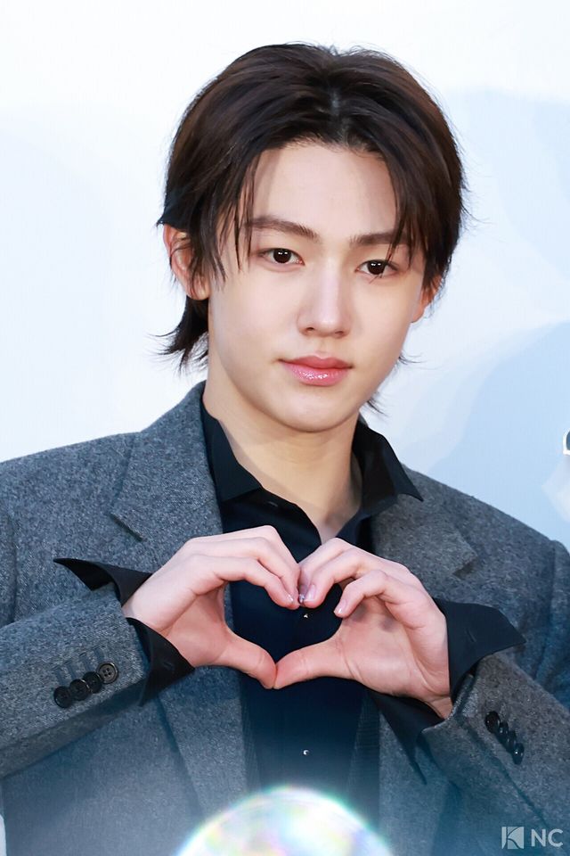 그룹 코르티스(CORTIS) 성현이 7일 오후 서울 성동구 모처에서 열린 한 패션 브랜드의 조나단 앤더슨 컬렉션 출시 기념 포토콜에서 포즈를 취하고 있다. 사진=김규빈 기자