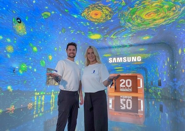 윈호텔 삼성전자 단독 전시관에 마련된 ‘AI 갤러리’ 모습. 관람객들은 이곳에서 한국적 미학의 정수로 평가받는 정선의 ‘인왕제색도’와 후기 인상주의를 대표하는 빈센트 반 고흐의 ‘론강의 별이 빛나는 밤’ 등 삼성 아트 스토어에서 제공하는 4K 화질 작품들을 디지털 기술로 재해석한 영상을 만나볼 수 있다. 사진=삼성전자