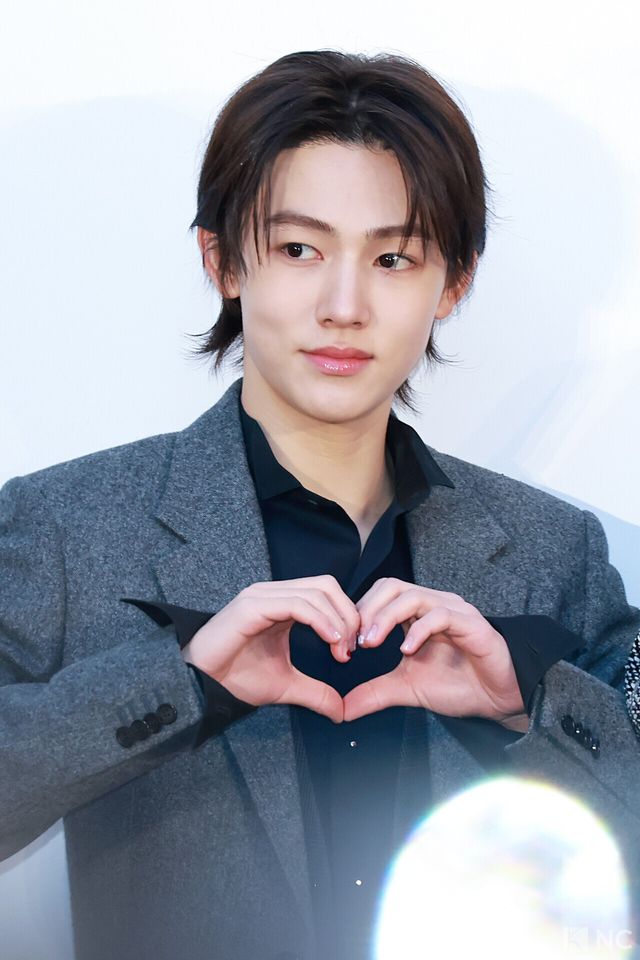 그룹 코르티스(CORTIS) 성현이 7일 오후 서울 성동구 모처에서 열린 한 패션 브랜드의 조나단 앤더슨 컬렉션 출시 기념 포토콜에서 포즈를 취하고 있다. 사진=김규빈 기자