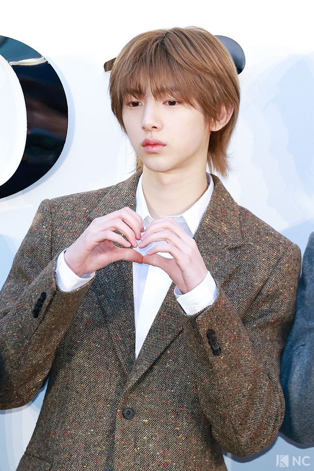 그룹 코르티스(CORTIS) 주훈이 7일 오후 서울 성동구 모처에서 열린 한 패션 브랜드의 조나단 앤더슨 컬렉션 출시 기념 포토콜에서 포즈를 취하고 있다. 사진=김규빈 기자