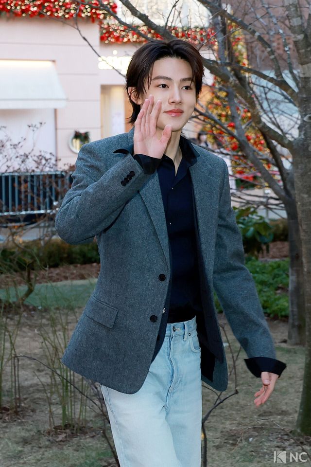 그룹 코르티스(CORTIS) 성현이 7일 오후 서울 성동구 모처에서 열린 한 패션 브랜드의 조나단 앤더슨 컬렉션 출시 기념 포토콜에서 포즈를 취하고 있다. 사진=김규빈 기자