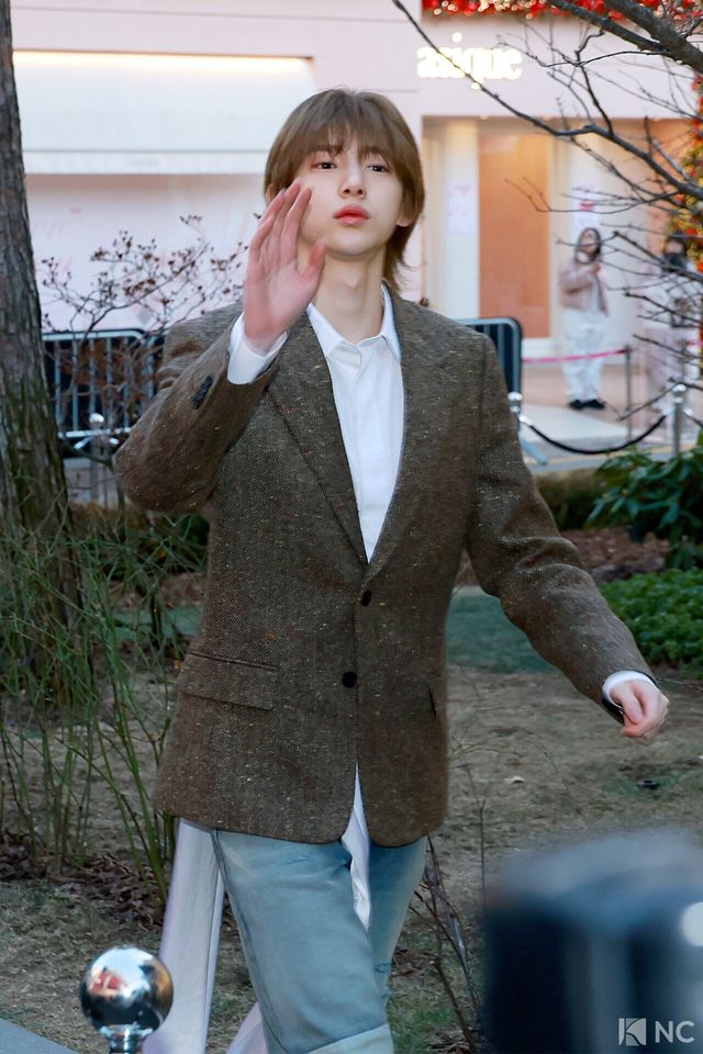 그룹 코르티스(CORTIS) 주훈이 7일 오후 서울 성동구 모처에서 열린 한 패션 브랜드의 조나단 앤더슨 컬렉션 출시 기념 포토콜에서 포즈를 취하고 있다. 사진=김규빈 기자