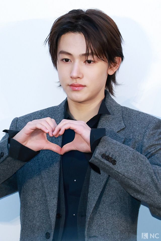 그룹 코르티스(CORTIS) 성현이 7일 오후 서울 성동구 모처에서 열린 한 패션 브랜드의 조나단 앤더슨 컬렉션 출시 기념 포토콜에서 포즈를 취하고 있다. 사진=김규빈 기자