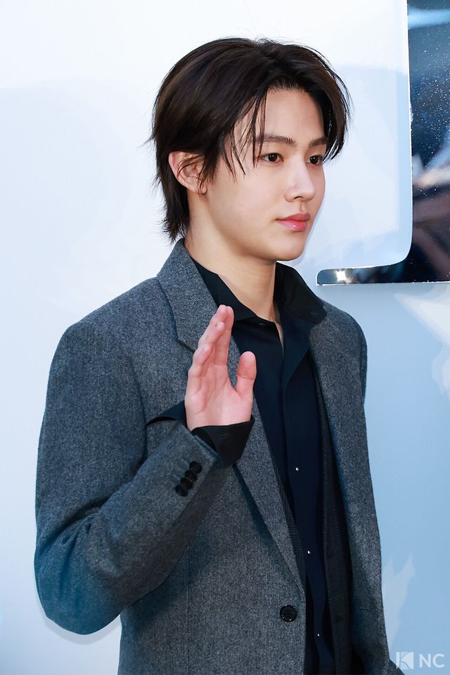 그룹 코르티스(CORTIS) 성현이 7일 오후 서울 성동구 모처에서 열린 한 패션 브랜드의 조나단 앤더슨 컬렉션 출시 기념 포토콜에서 포즈를 취하고 있다. 사진=김규빈 기자