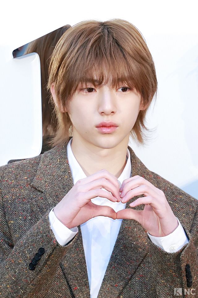 그룹 코르티스(CORTIS) 주훈이 7일 오후 서울 성동구 모처에서 열린 한 패션 브랜드의 조나단 앤더슨 컬렉션 출시 기념 포토콜에서 포즈를 취하고 있다. 사진=김규빈 기자