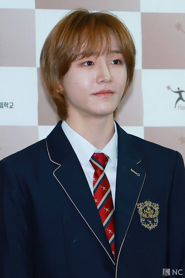 그룹 아이딧(IDID) 정세민이 8일 오전 서울 송파구 한림예술고등학교에서 열린 ‘한림예고 제15회 졸업식’에 참석해 포즈를 취하고 있다. 사진=김규빈 기자