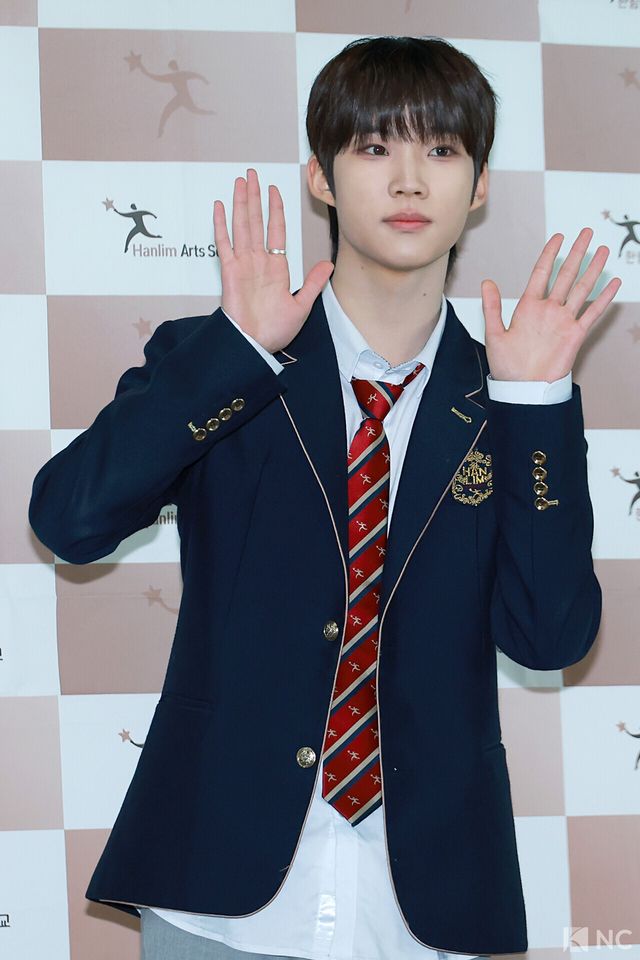 그룹 더윈드(The Wind) 박하유찬이 8일 오전 서울 송파구 한림예술고등학교에서 열린 ‘한림예고 제15회 졸업식’에 참석해 포즈를 취하고 있다. 사진=김규빈 기자