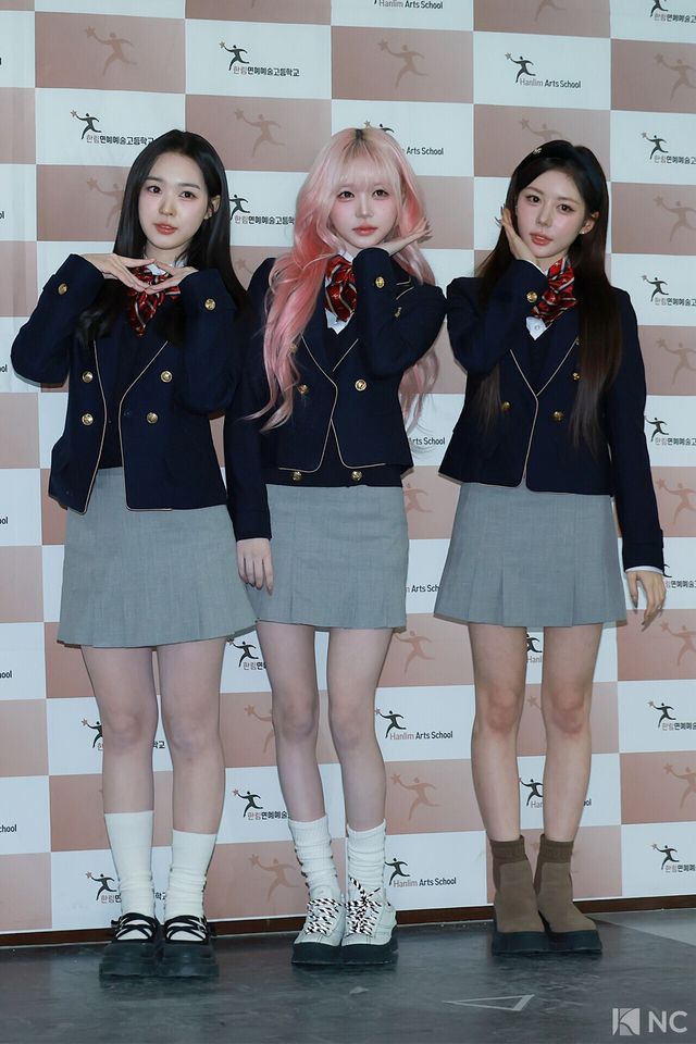 그룹 트리플에스(tripleS) 김수민, 김채원, 정혜린이 8일 오전 서울 송파구 한림예술고등학교에서 열린 ‘한림예고 제15회 졸업식’에 참석해 포즈를 취하고 있다. 사진=김규빈 기자