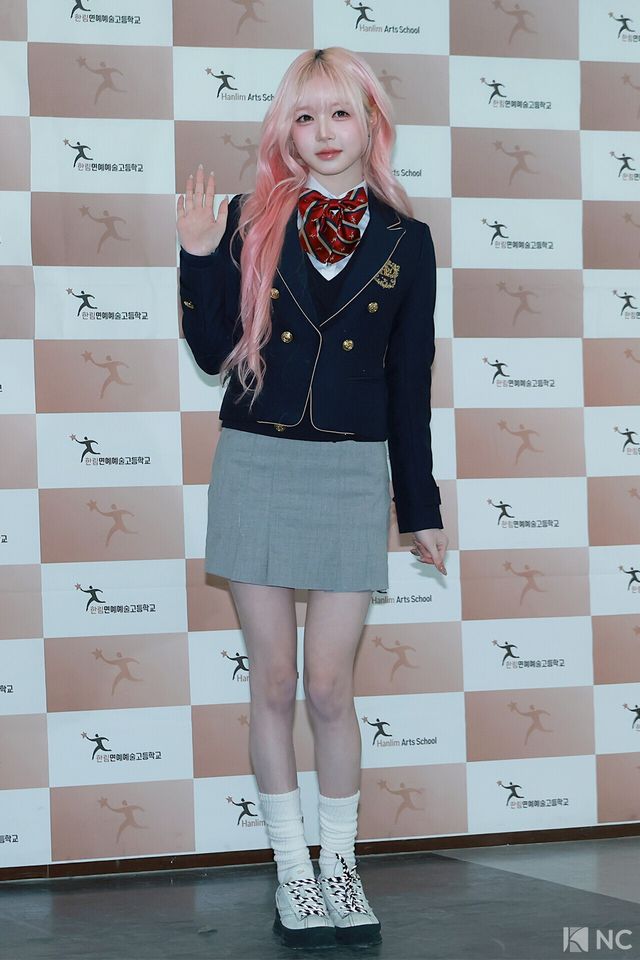 그룹 트리플에스(tripleS) 김채원이 8일 오전 서울 송파구 한림예술고등학교에서 열린 ‘한림예고 제15회 졸업식’에 참석해 포즈를 취하고 있다. 사진=김규빈 기자